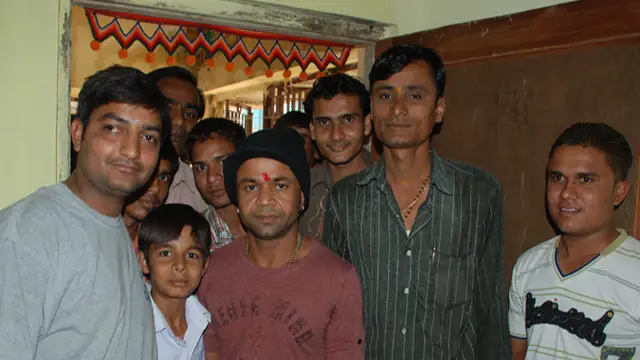 राजपाल यादव के भाइयों पर गरीब की झोपड़ी जलाने का आरोप, जमीन पर कब्जे की कोशिश का दावा, शिकायत दर्ज