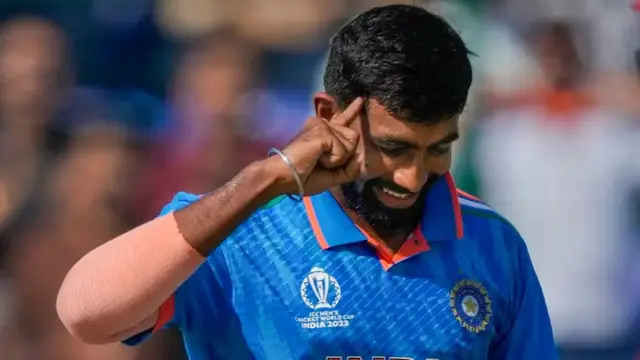 எப்படி பந்து வீசம் வேண்டும் என்று அப்ரிடி பும்ராவை பார்த்து கற்று கொள்ளவேண்டும் – முன்னாள் பாக். வீரர் காட்டம்.