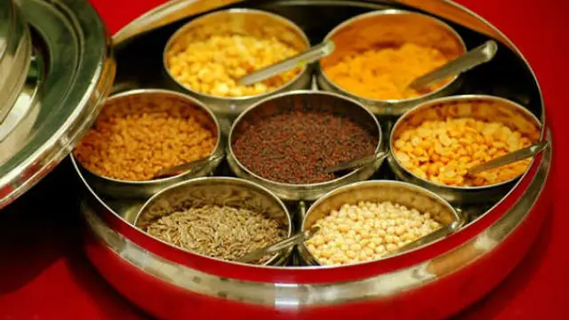 வீட்டில் பணம் வரவு அதிகரிக்க சமையல் அறையில் இந்த ஒரு பெட்டியில் காசுகளை போட்டு வையுங்கள் போதும்!