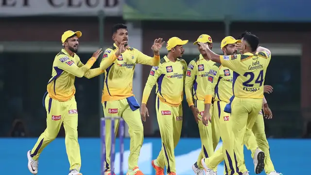 போட்டிற்கு இடையில் நடுவர்களிடம் வாக்கு வாதத்தில் ஈடுபட்ட தோனி – காரணம் இதோ!
