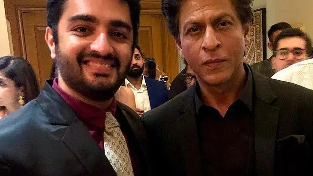 Shah Rukh Khan संग बतौर चाइल्ड आर्टिस्ट काम करने वाला ये शख्स, आज दिखता है बेहद हैंडसम