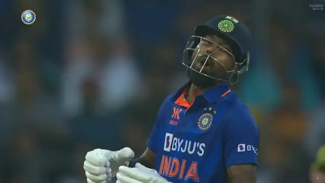 Hardik Pandya की हँसी देख गुस्से से लाल हुए स्टॉइनिस, लाइव मैच में गेंद से करने लगा हमला, देखें वीडियो