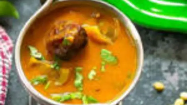 ரொம்ப சீக்கிரத்துல டக்குனு இட்லி தோசை சாதத்துக்கு சேர்த்து சாப்பிடுற மாதிரி ஒரு அவசர பருப்பு குழம்பு செய்யலாம்!