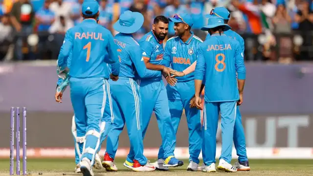 ஆரம்பத்தில் சொதப்பினாலும் இறுதியில் இறுக்கி பிடித்த இந்திய அணி. அனைத்து விக்கெட்டுகளையும் இழந்த நியூசிலாந்து அணி.