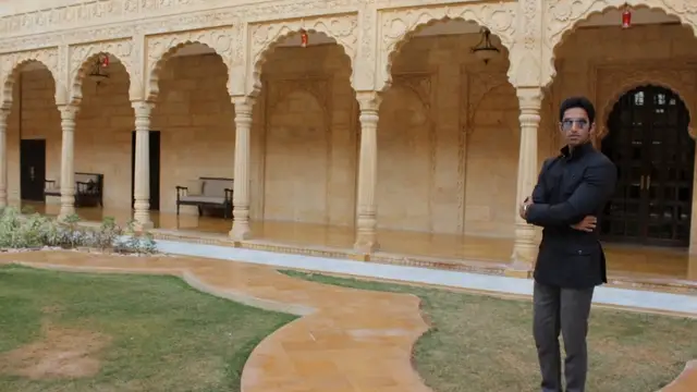 मिलिए इस शख्स से जिसके पास आलीशान महल है जहां Siddharth Malhotra aur Kiara Advani ने शादी की, जानकर हो जाओगे हैरान वह शाही परिवार से नहीं है!!