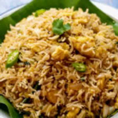 ரொம்ப ஈஸியா 10 நிமிஷத்துல ருசியான ஆம்லெட் மசாலா ரைஸ் செய்வது எப்படின்னு பார்க்கலாம்!