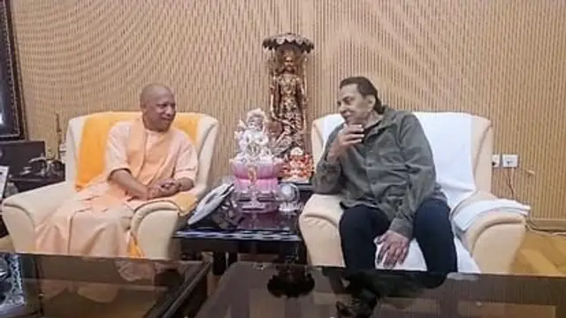 फिल्म स्टार धर्मेंद्र के साथ बेहद खुश नजर आए मुख्यमंत्री योगी, सीएम आवास पर हुई मुलाकात