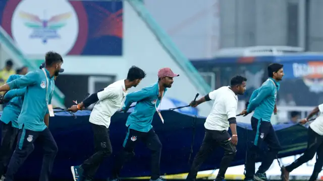 மழையின் காரணமாக ரத்து செய்யப்பட்ட போட்டி, இரு அணிகளுக்கும் ஒரு ஒரு புள்ளிகள் கொடுக்கப்பட்டுள்ளது.