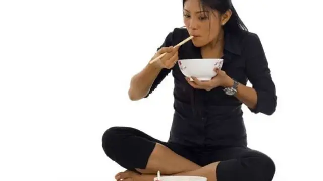 क्या आप जानते है जमीन पर बैठने के ये लाभ? हैरान कर देने वाले हैं इसके फायदे