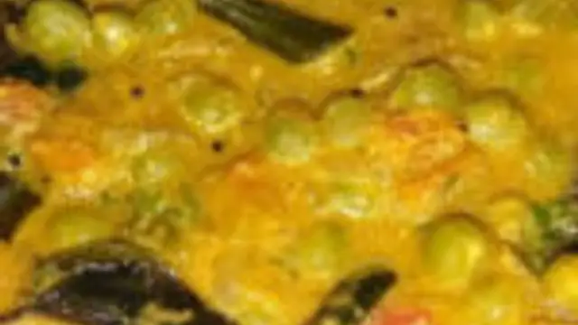 காரசாரமான ருசியில் பட்டாணி குருமா இப்படி செய்து பாருங்க! இட்லி, தோசை , பூரி, சப்பாத்தி அனைத்திற்கும் பக்காவாக இருக்கும்!