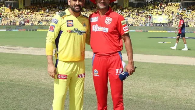 நாயகன் மீண்டும் வரார், கடைசி ஓவரில் இரண்டு சிக்ஸர்களை பறக்கவிட்ட தோனி – வீடியோ உள்ளே.