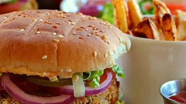 क्रिस्पी वेज बर्गर रेसिपी (Veg Burger Recipe)