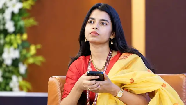 मैथिली ठाकुर पर नीरज पांडे का पलटवार- ‘बिहार सबके लिए एक नहीं, मैंने भी शोषण झेला’