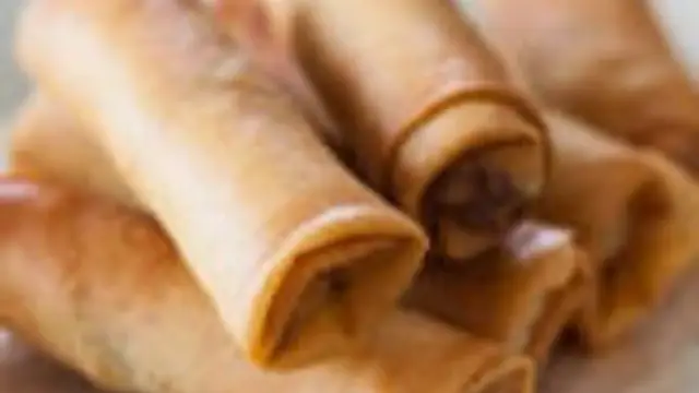 இந்த சண்டே ஸ்பெஷலாக ருசியான  சிக்கன் ரோல்  வீட்டிலயே இதே போல செஞ்சி பாருங்க! எவ்வளவு செய்தாலும் காலியாகும்!