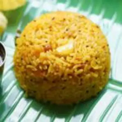 மதிய உணவுக்கு சுட சுட ருசியான அரிசி பருப்பு சாதம் இப்படி செய்து பாருங்க! இதன் ருசியே தனி ருசி தான்!!