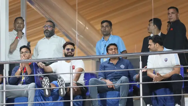 बैसाखी के सहारे मैदान पर पहुंचे Rishabh Pant, वायरल हुआ भावुक कर देने वाला Video