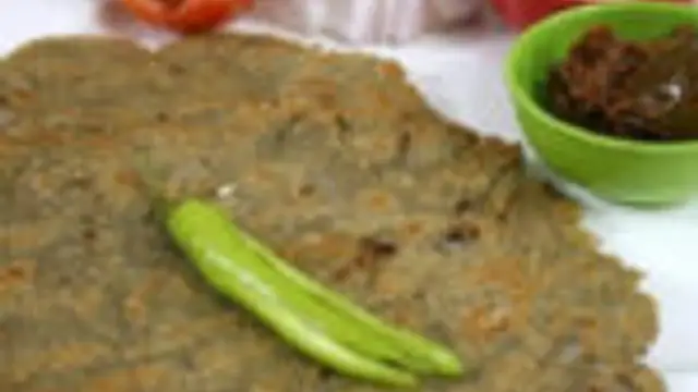 காலை உணவுக்கு கம்பு வெந்தயக்கீரை ரொட்டி இப்படி செஞ்சி பாருங்கள்!