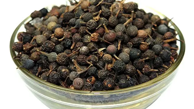 பணம் தடையே இல்லாமல் வீட்டில் சேர்ந்து கொண்டே இருக்க வேண்டுமா ? உங்கள் கையில் 5 மிளகு இருந்தால் மட்டும் போதும்!