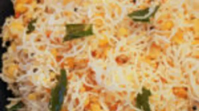 சேமியா உப்புமாவை பார்த்ததும் ஒடுறவங்க முன்னாடி இப்படி சேமியா பருப்பு உசிலி செஞ்சி வச்சி பாருங்க, இன்னும் கொஞ்சம் இருக்கான்னு கேட்டு வாங்கி சாப்பிடுவாங்க!!!