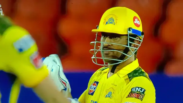 IPL தொடக்க விழாவில் தோனியின் பாதங்களை தொட்ட அரிஜித் சிங் | ரசிகர்களை நெகிழவைத்த காட்சி.