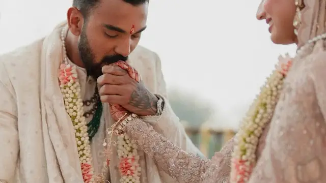 KL Rahul का हाथ थामकर Athiya Shetty ने लिए सात फेरे, सामने आई शादी की पहली तस्वीर