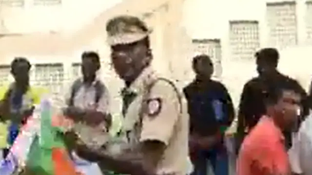 ரசிகர்களிடம் கொடியை பிடுங்கி குப்பையில் போட முயன்ற காவலர். உடனடியாக நடவடிக்கை எடுத்த சென்னை மாநகர காவல் துறை ஆணையர்.