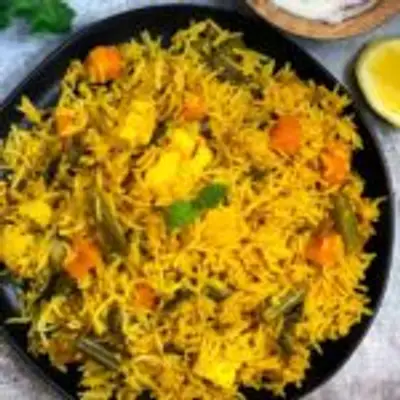 சுட சுட ருசியான வெஜிடபிள் பிரியனி இனி இப்படி செய்து பாருங்க! இதன் ருசியே தனி ருசி தான்!
