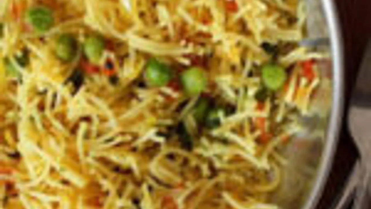 இடியாப்பம் ப்ரை, காலை மதியம் இரவு என எந்த வேலைகளில் வேணாலும் உணவாக எடுத்துக் கொள்ளலாம்!!!