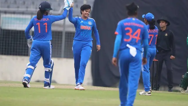 பேட்டிங்கில் சொதப்பினாலும் பௌலிங்கில் மாஸ் காட்டிய இந்திய கிரிக்கெட் வீராங்கணைகள் – வங்காளதேசத்தை வீழ்த்தி அபார வெற்றி.
