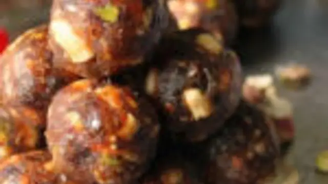 பேரிச்சம் பழம் வைத்து ருசியான லட்டு வீட்டிலேயே இப்படி ஒரு முறை செய்து பாருங்கள்!!