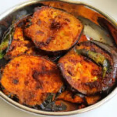 பார்த்தாலே நாவில் எச்சி ஊறும் ருசியான கத்தரிக்காய் தவா வறுவல் இப்படி செய்து பாருங்க!