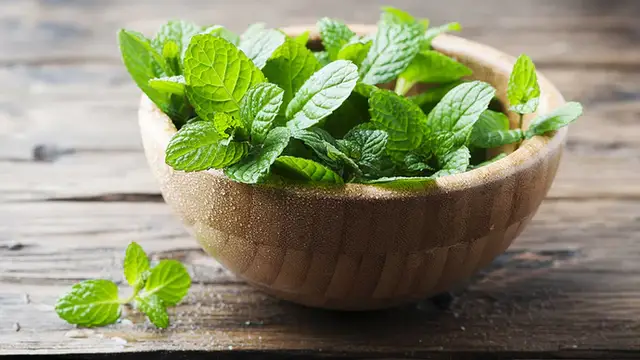 கண்களில் உள்ள கருவளையத்தை இயற்கையாக நீக்க!