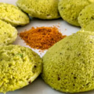 பூ போன்ற மிருதுவான பீஸ் மசாலா இட்லி இப்படி செய்து பாருங்க அசத்தலான சுவையில்!