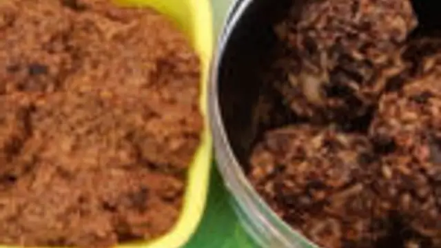 தேங்காய் கறிவடகத் துவையல் இருந்தால் போதும் அரைக்குண்டான் சாப்பாட்டையும் ஒரே நொடியில் தீர்த்து விடலாம்.