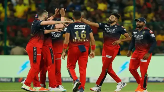 வெற்றிக்கு பிறகு டிரஸ்ஸிங் ரூமில் பாட்டு பாடி கொண்டாடிய ஆர்சிபி – வீடியோ உள்ளே.