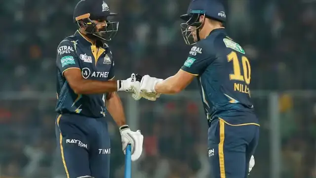 என்ன இருந்தாலும் அந்த இடத்திலா அடிப்பது, முரளி கார்த்தியிடம் நெஹ்ரா செய்த செயல் – வீடியோ உள்ளே.