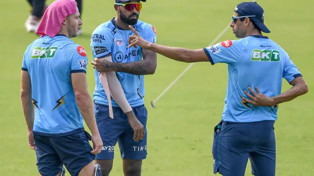 வீடியோ : குஜராத் டைட்டன்ஸ் அணியின் பயிற்சியாளர் ஆஷிஷ் நெஹராவுடன் வேடிக்கையாக விளையாடிய ஹர்திக் பாண்டியா.