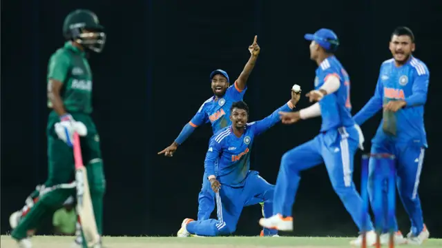வீடியோ : போட்டியின் நடுவே ஏற்பட்ட தகராறு.. தரமான சம்பவம் செய்த இந்தியா A வீரரகள்.