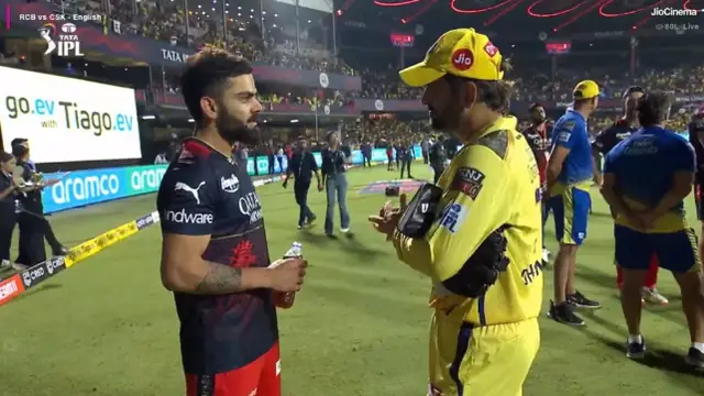 RCBயின் தோல்விக்கு பிறகும் தோனியுடன் மகிழ்ச்சியாக பேசிய கோலி – இதோ வீடியோ.