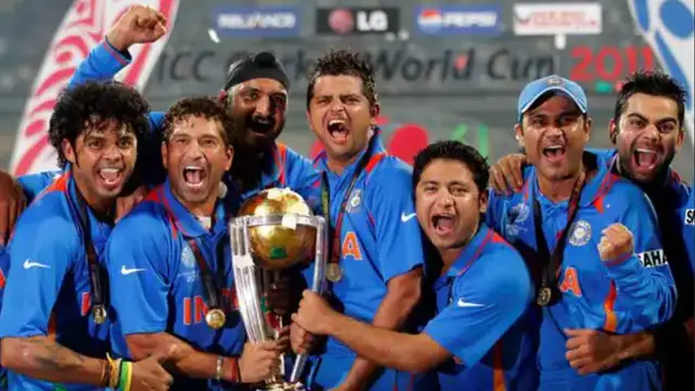 சச்சினை 2011 உலக கோப்பையில் தோனியோ அல்லது நானோ தோளில் தூக்காமல் கோலி தூக்க காரணம் இதுதான் – விளக்கமளித்த சேவாக்.