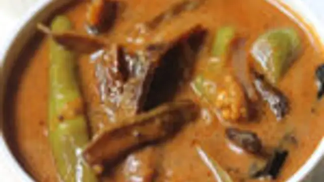 கிராமத்து மணம் மாறாமல் காரசாரமான அவரைக்காய் புளிக்குழம்பு இப்படி செய்து பாருங்க! ஒரு சட்டி குழம்பும் காலியாகும்!