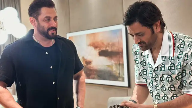 MS Dhoni Birthday: साक्षी ने छुए पति धोनी के पैर, जन्मदिन पर माही को इस खास अंदाज में किया विश; Video मचा रहा धमाल