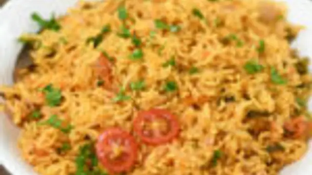 மதிய உணவிற்கு சுவையான தக்காளி தேங்காய் பால் புலாவ் இப்படி செய்து பாருங்கள்!!