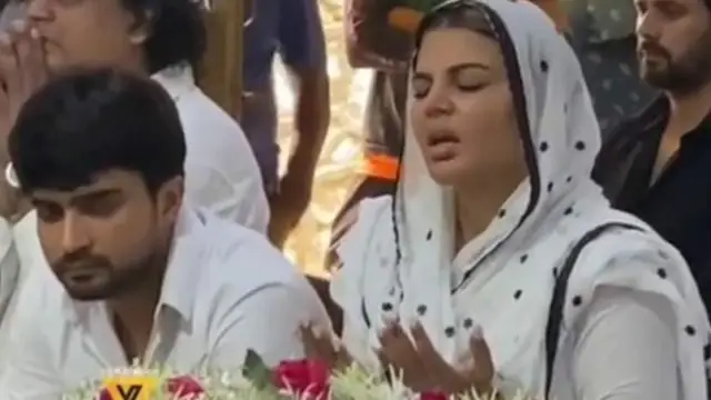 Rakhi Sawant का पेट डॉग भी मां को कर रहा है मिस, वीडियो देख आंखें भर जायेंगी