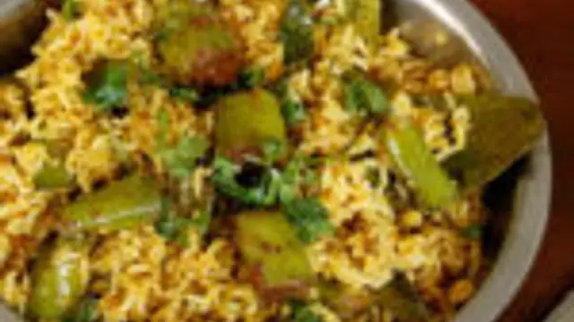 மதிய உணவிற்கு சுட சுட ஒன் பாட் கத்திரிக்காய் சாதம் இப்படி ஒரு முறை செய்து பாருங்கள்!!