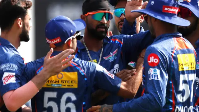 வீடியோ : அண்ணனுக்கும் தம்பிக்கும் இடையே போட்டி – க்ருனால் பாண்டியாவிடம் கவனமாக ஆடச் சொன்ன ஹர்திக் பாண்டியா.