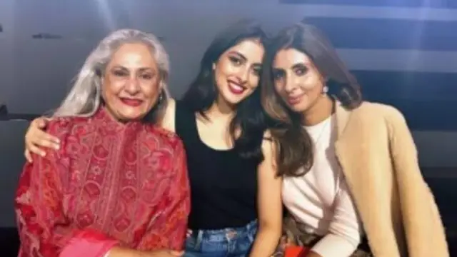 अमिताभ बच्चन की नातिन नव्या ने PFW में अपने धमाकेदार रनवे डेब्यू से आग लगा दिया