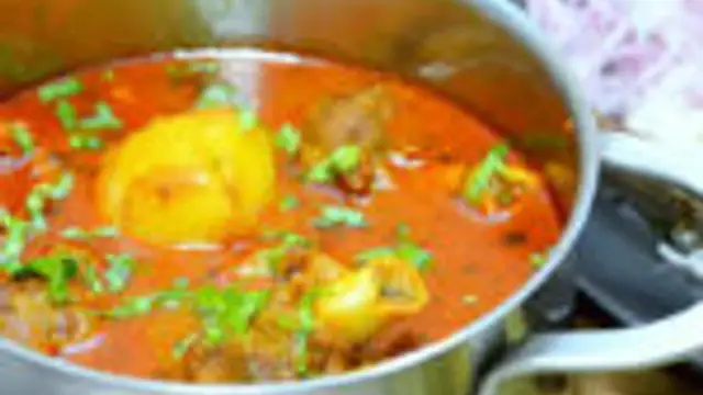 காரசாரமான உருளைக்கிழங்கு மட்டன் குழம்பு இப்படி செய்து பாருங்க! வாசனையும், சுவையும் அசத்தலாக இருக்கும் !