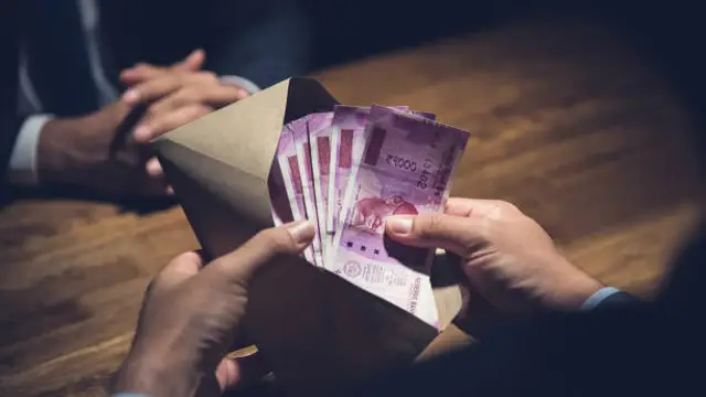 பணம் தடையே இல்லாமல் வீட்டில் சேர்ந்து கொண்டே இருக்க வேண்டுமா ? உங்கள் கையில் 5 மிளகு இருந்தால் மட்டும் போதும்!