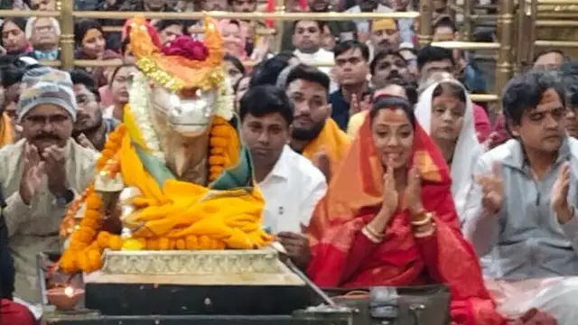 टेलीविजन दुनिया की इस संस्कारी बहु ने किए महाकाल के दर्शन, लाल साड़ी में दिखी खूबसूरत